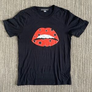 Vici red lips tee, size small